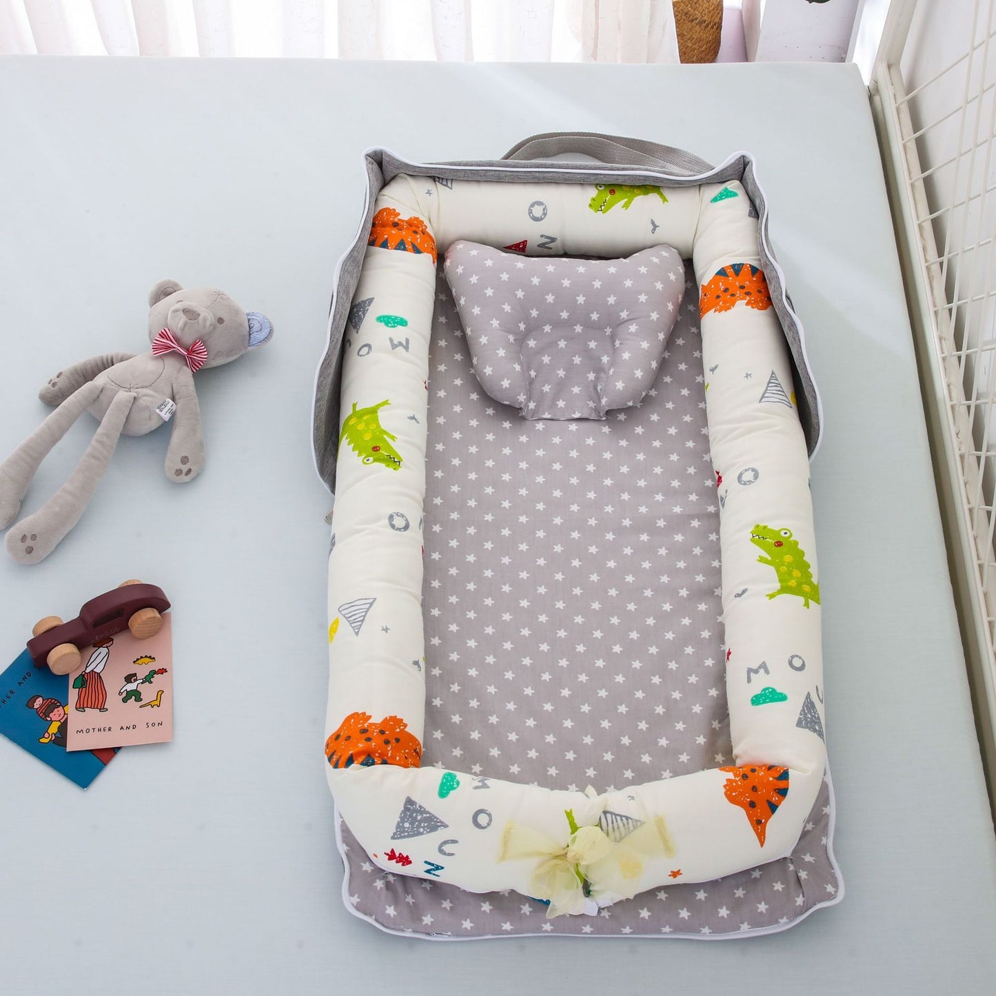 Compact travel baby bed – breathable and washable cotton lounger