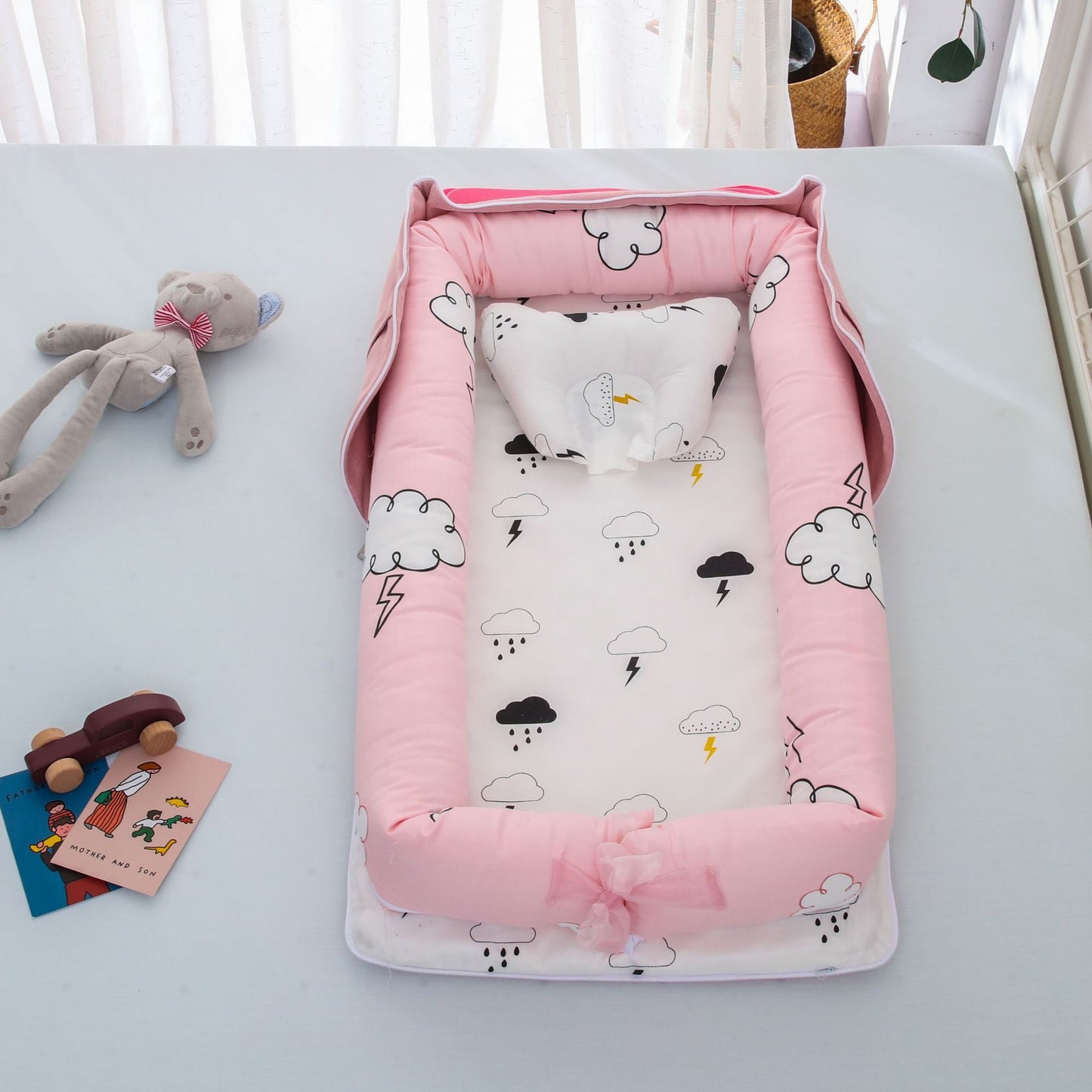 Compact travel baby bed – breathable and washable cotton lounger
